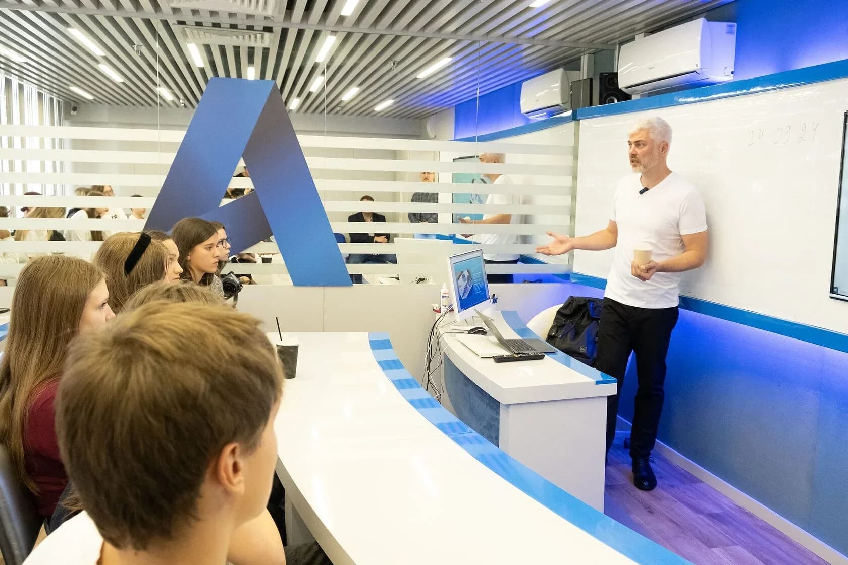 Занятие в аудитории АНО ДПО «АБИТ» в Зеленограде