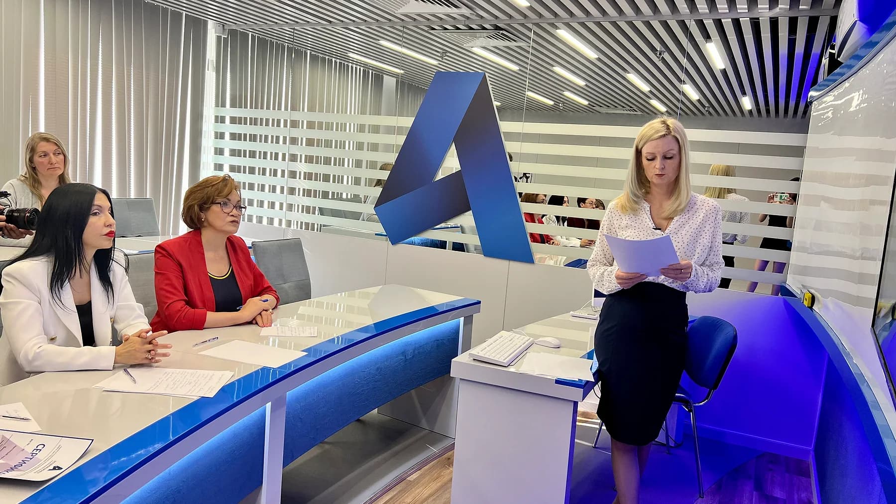 Выступление слушательницы перед группой в аудитории АНО ДПО «АБИТ»